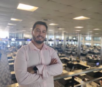 Asesor financiero brindando consultoría premium para empresas y personas.