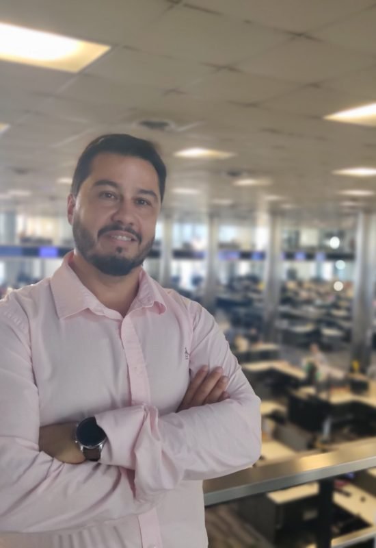 Asesor financiero brindando consultoría premium para empresas y personas.